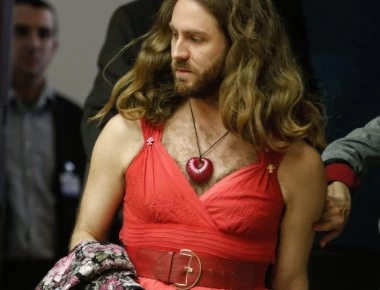 «Ξύρισμα διαμαρτυρίας»: Το Τζέισον Αντιγόνη ξύρισε το κεφάλι του για να ψηφίσουν όλοι ΣΥΡΙΖΑ (φώτο)